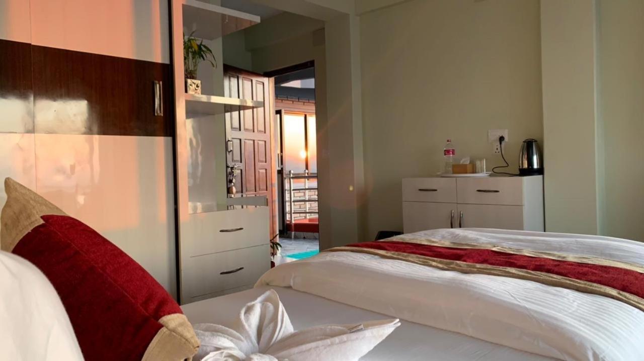 Hotel Pristine Himalaya Покхара Екстер'єр фото