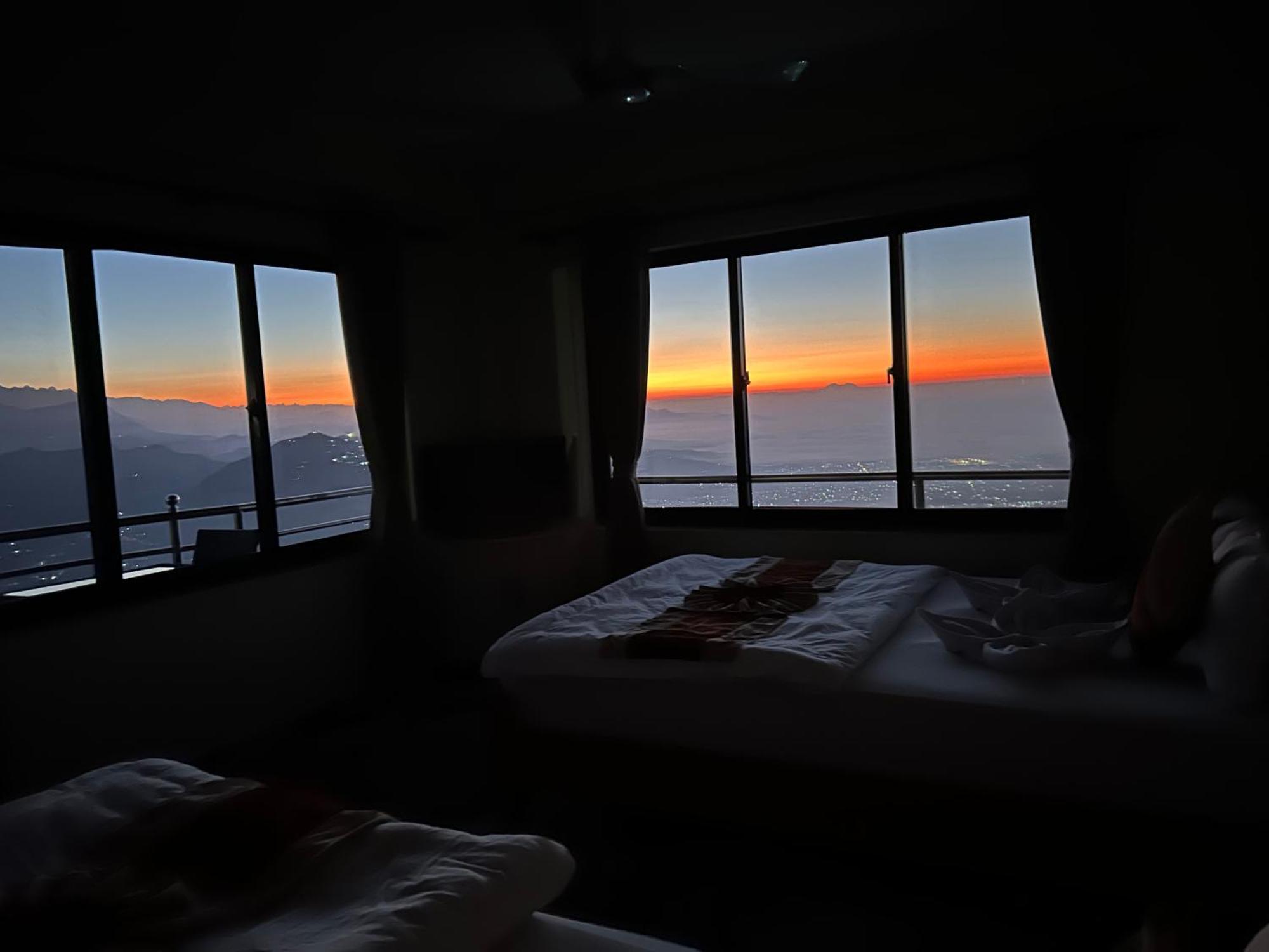 Hotel Pristine Himalaya Покхара Екстер'єр фото