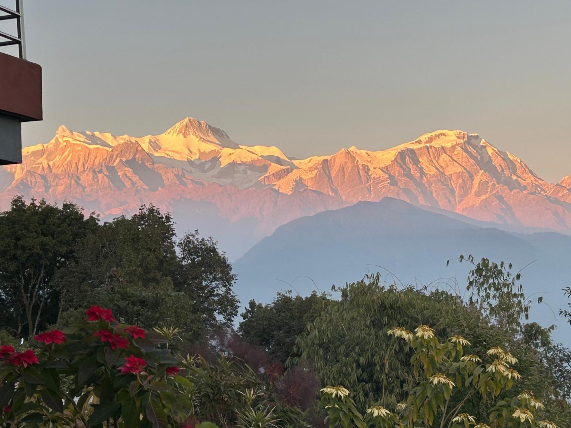 Hotel Pristine Himalaya Покхара Екстер'єр фото